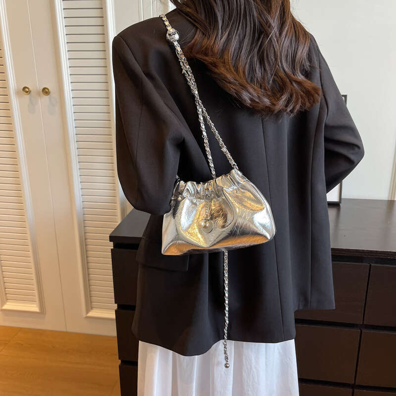 Petit sac seau à chaîne de luxe pour femmes, à la mode et polyvalent, asymétrique épaule pliée, seau d'eau en nuage, nouvelle collection 2025