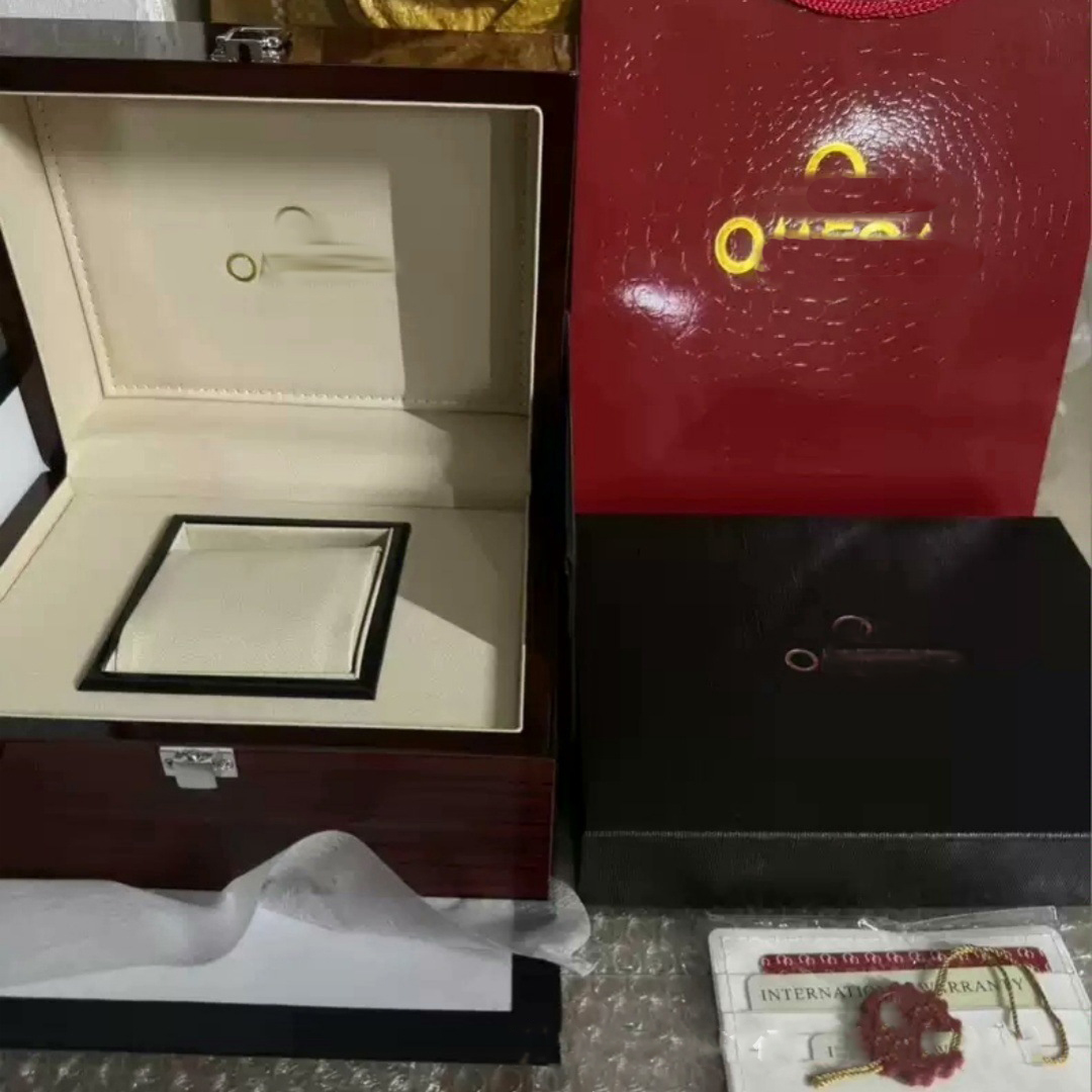 Boîtes à montres Boîte en bois marron Emballage de marque Vitrines de stockage avec certificat Protéger la montre Design de luxe Version gravée a