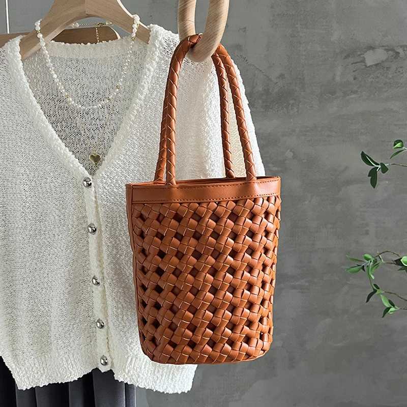 Hollow outer bucket handbag womens luxury designer handbag and wallet 2023 new casual PU hand woven small shoulderXJ250417