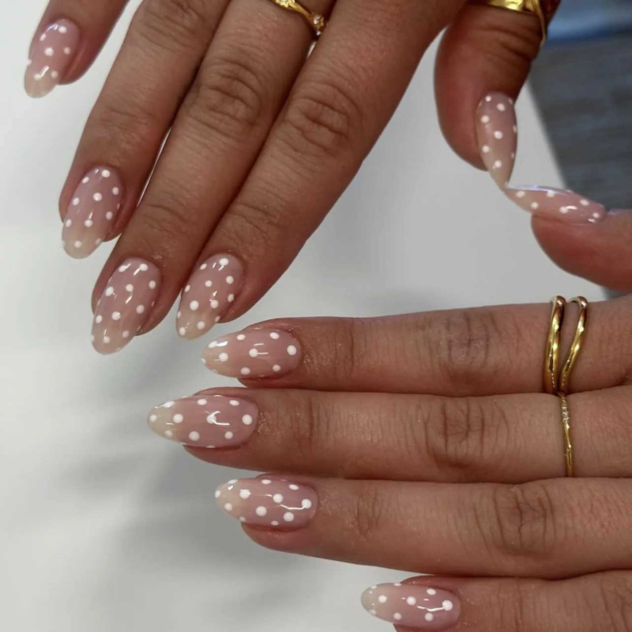 24Pcs Simple White Polka Dot Design False Nails Press on Mid-length Almond Fake Nails Round Head Wearable Full Cover Nails TipsT251118T251119-image-1085215654
