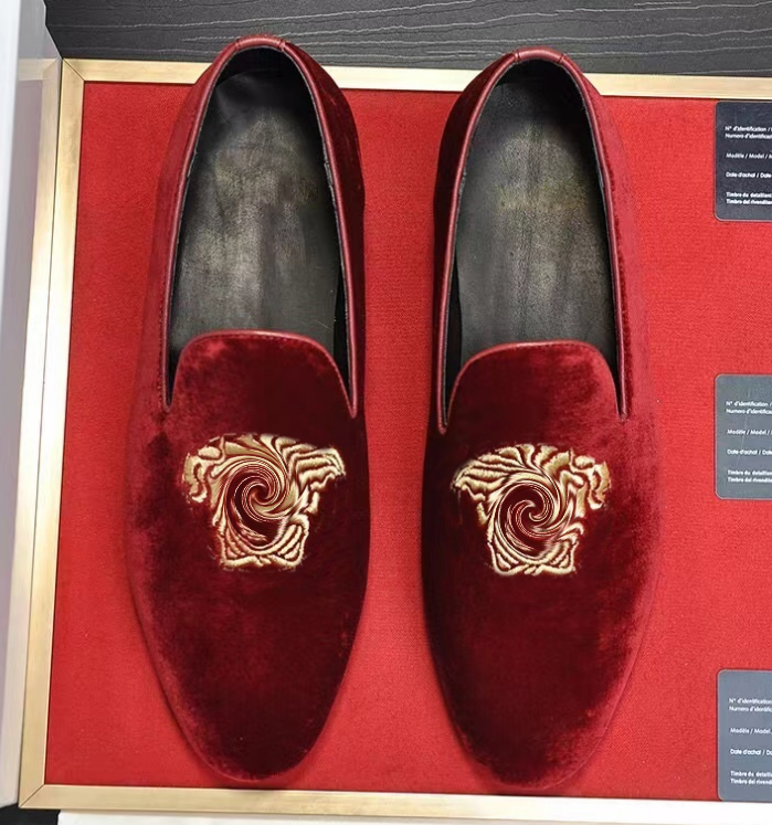 designer Black And Burgundy Velvet Men's Loafers With Gold Lion Embroidery For Fashion Party And Prom Handmade Slip-On Slippers