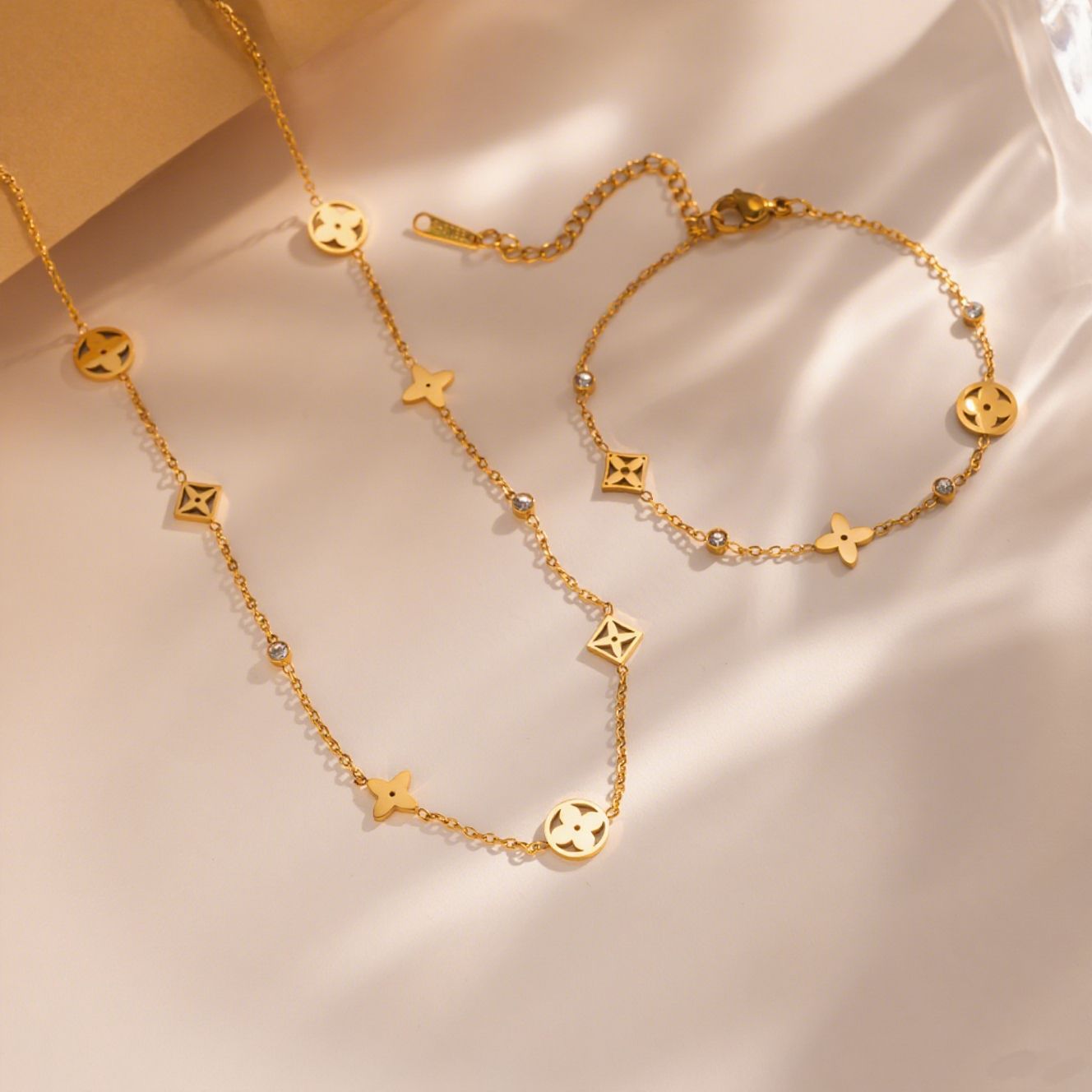 Hot Selling Titanium 18K gold Clover Necklace designer necklace luxury jewelry charm necklace hollow out bracelet four leaf womens necklace exquisit