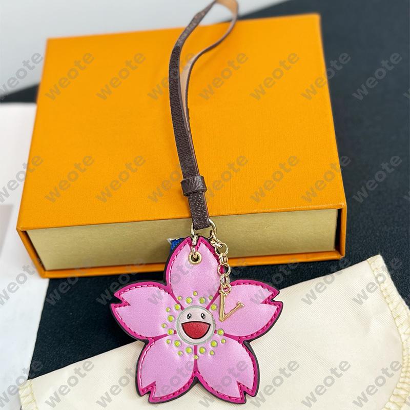 Designer Keychain Luxury Bag Decoration Pendant Ladies Classic Cherry Blossom Heart Keychain Suitable For Men And Women Cute And Exquisite Keychains