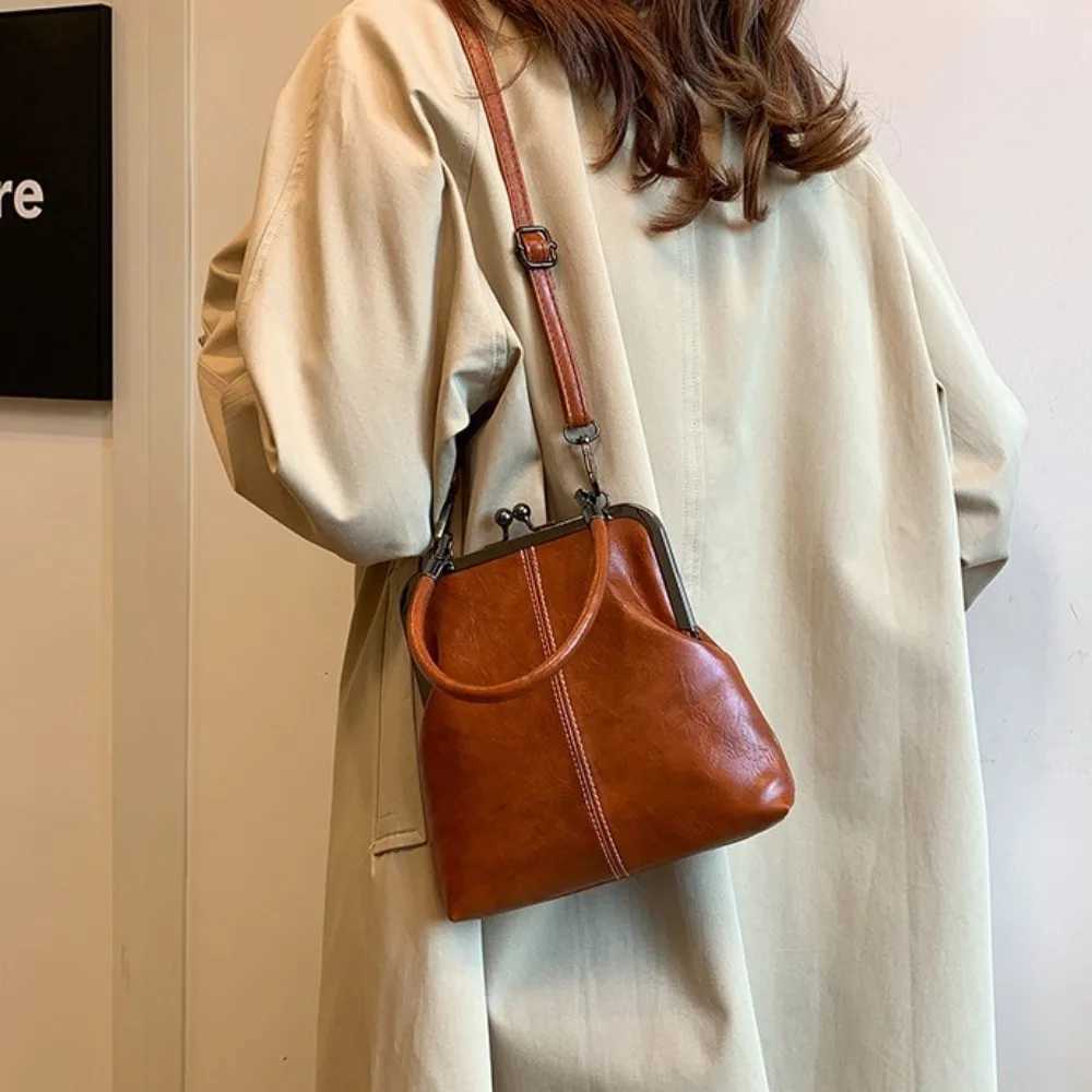 Elegant Kiss Lock shoulder bag large capacity PU leather Chinese style cross body bag solid color retro womens handbagXJ250420