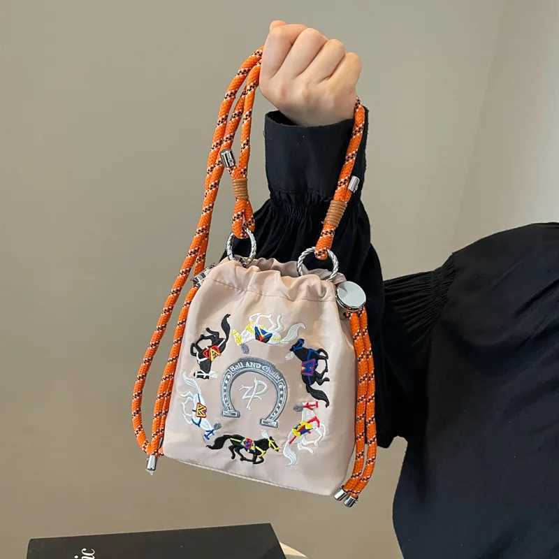 Minimum contrasting color outdoor walking shoulder cross body bag embroidered for women inside the bucket womens small cloth bagXJ250420