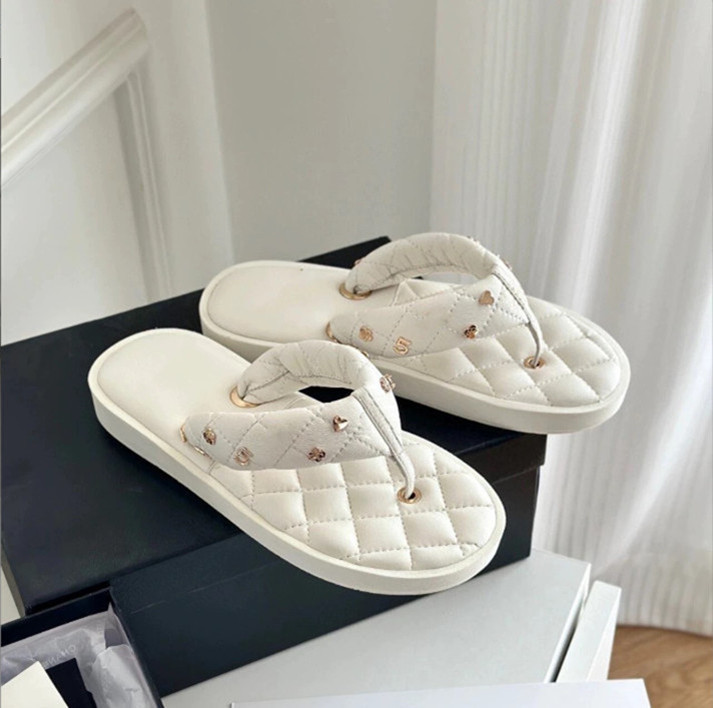 sandales de designer diapositives pour femmes tongs dames sandales d'été chaussures plates fleurs en métal lettres amour cuir pantoufles de luxe