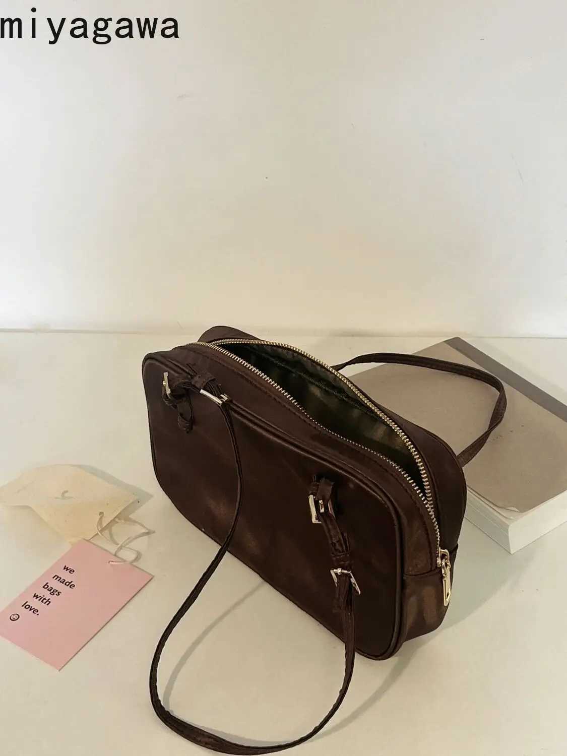 Miyagawa Small Fashion Handheld Boston Womens Bag 2024 Nouveau sac d'épaule de banlieue de haut niveau d'automne / hiver W250421