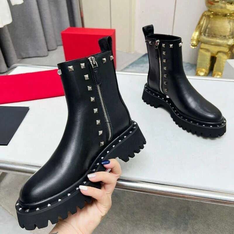TOP Quality Womens Designer Ankle Boots Spring Fall Winter Round toe With Metal Studs calfskin Lace-up platform Fashion Chelsea Comfortable Black Ma