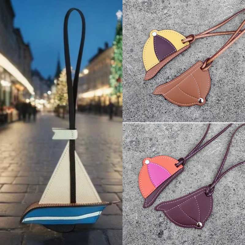 Luxury Brand Genuine Leather Quality Versatile Mens High end Couple Pendant Womens Personalized Gift Keychain Z251120