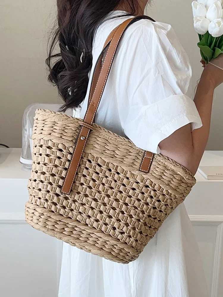 Handmade turf beach tote bag for women in the summer of 2025 retro hollow tote bag basket Ratan vacation shoulder bagW250420