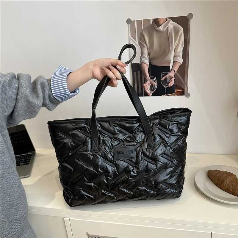 Sac de doudoune de grande capacité pour femmes, sac à main en fil brodé, fourre-tout décontracté et à la mode, nouvelle collection 2025, XJ251122