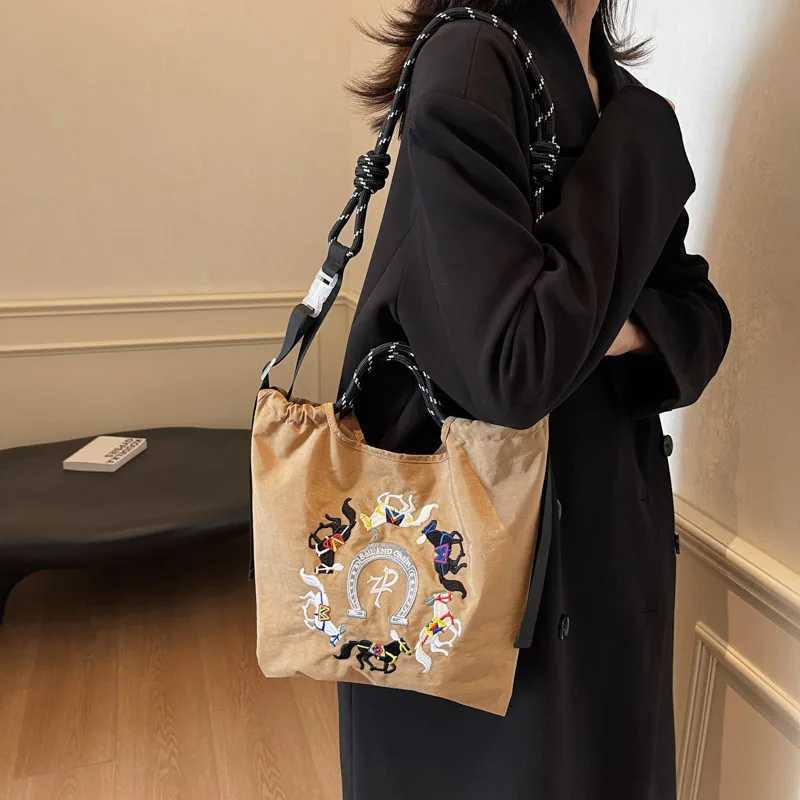 2025 été nouveau sac fourre-tout de grande capacité pour femmes sac de style occidental brodé sac seau portable épaule bandoulière BXJ251122