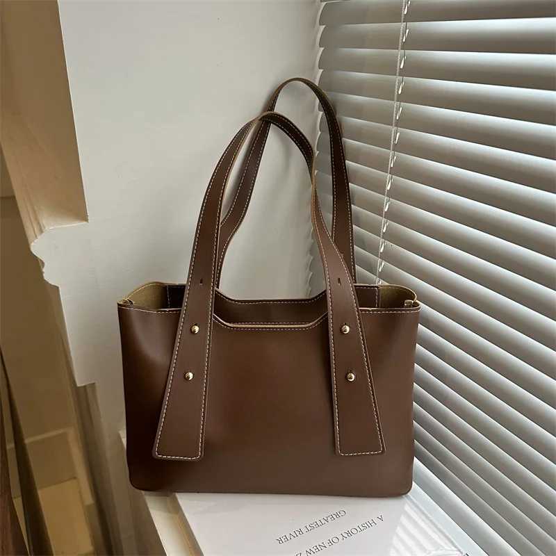 Retro 2025 Minimalist New Large Capacity Textured Casual Bags Solid Color Temperament Womens Shoulder Bag Underarm HandbagXJ251122