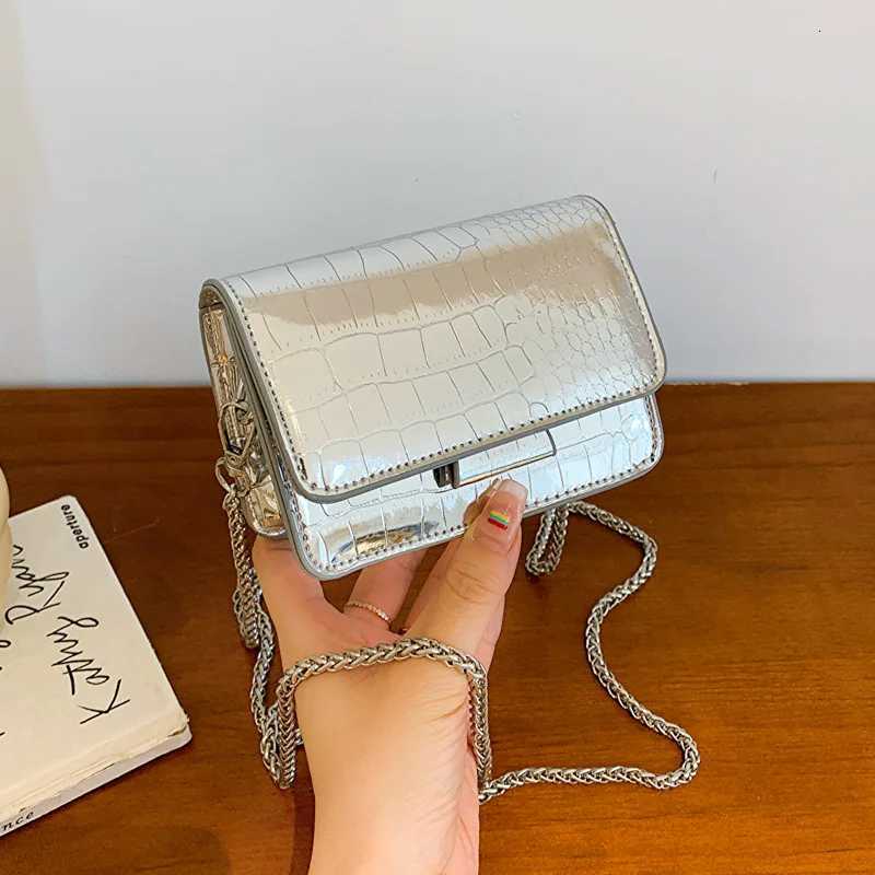 Petit sac carré à la mode et polyvalent pour femmes utilisé pour les déplacements domicile-travail Nouveaux mini sacs argentés avec design à band
