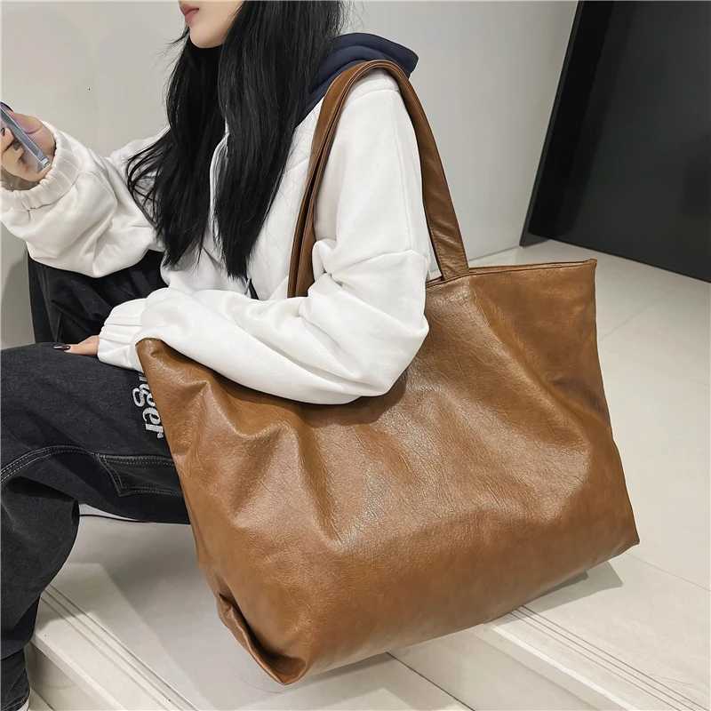 Sacs fourre-tout surdimensionnés de couleur noire pour femmes 2021, sac à bandoulière léger en cuir souple de grande capacité unisexe Simple Fash