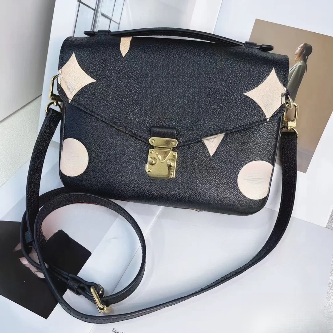 Classic Evening Bag Top Quality Designer Bag Metis Bag Womens Luxury Leather Shoulder Bag Hardware Buckle Embossed East West Envelope Bag Pochette C