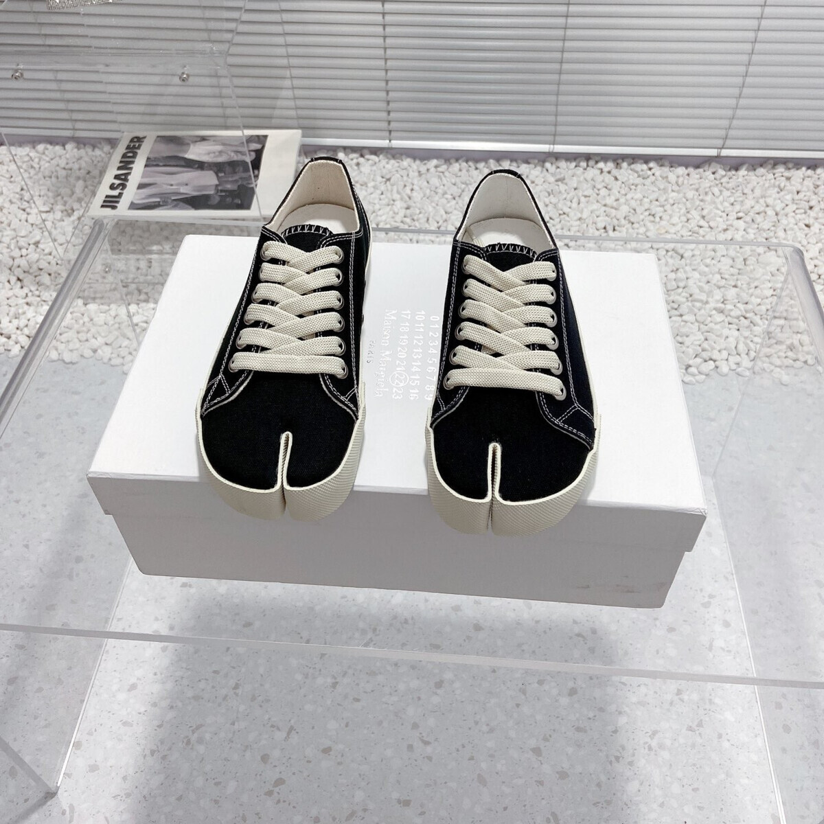 Tabi Casual toile hommes femmes chaussures à bout fendu à lacets noir blanc marron Graffiti supérieur Designer mousse coureur entraîneur plat bas
