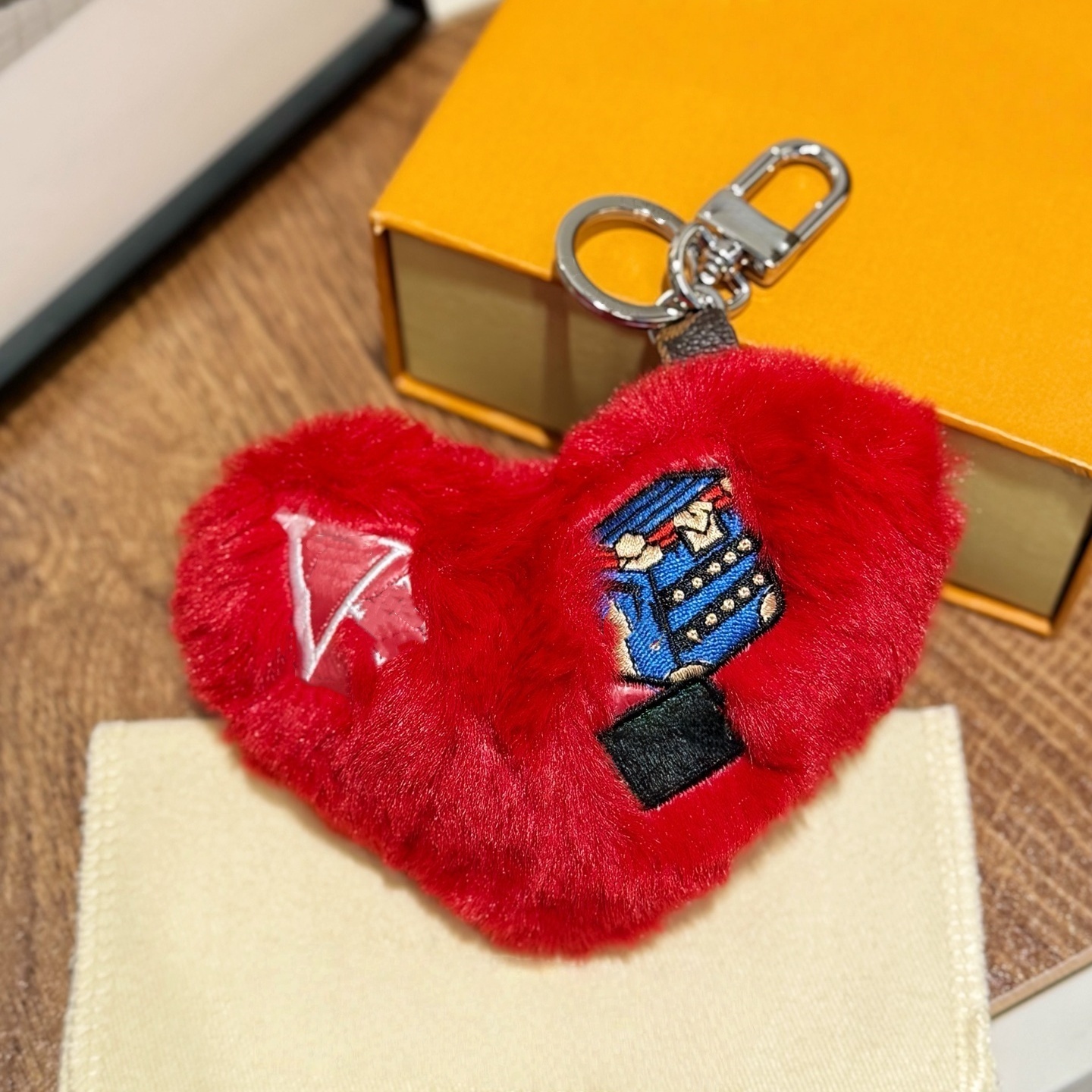 Bag Charms designer porte-clés dessin animé mignon peluche coeur rouge portable porte-clés pendentif sac pendentif en forme de coeur nouveau modè