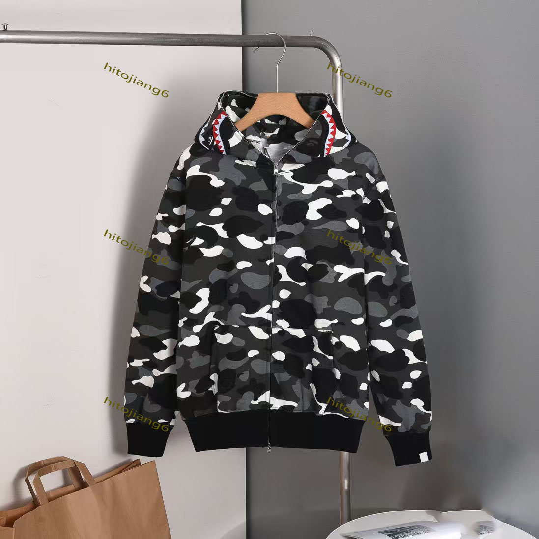 Zwaar katoenen, glow-in-the-dark camouflage lasersweatshirt met capuchon en rits met rits voor heren