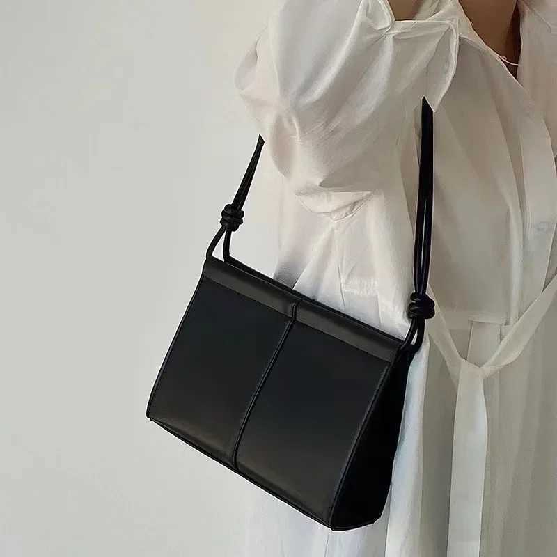 2024 Niche Design New Womens High Texture Korean style Refrigerated Lower Arm Bag Womens Square Strap Shoulder BagXJ250420