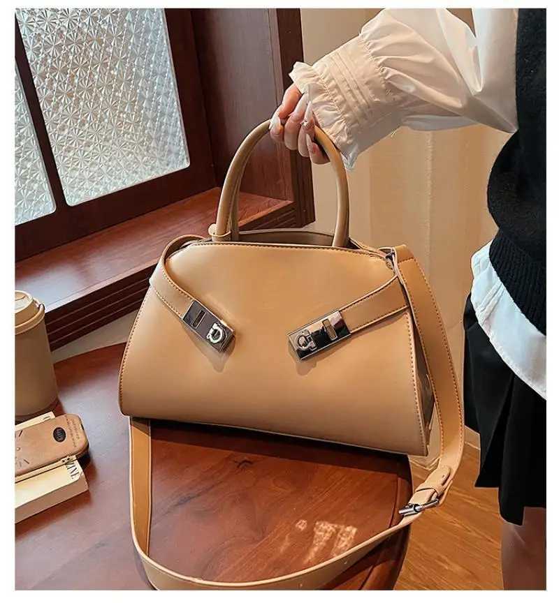 Fashion large capacity womens handbag designer fashion lock shoulder Pu leather cross body trend commuting bag 2025 Z250425