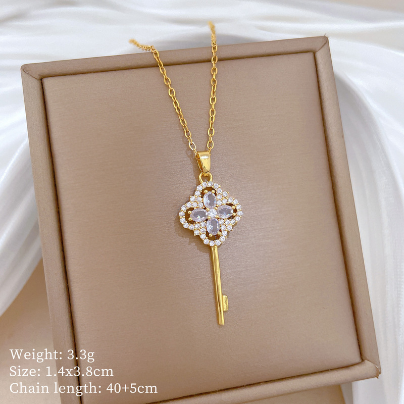 Collier pendentif en forme de clé d'herbe porte-bonheur exquis avec un charme magnifique et un collier plein de diamants pour la chaîne de clavic