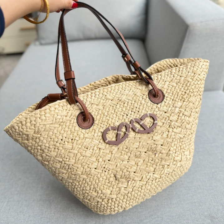 designer bag The new summer hot and refreshing straw-woven tote bag is lightweight and beautiful and elegant. It's a lightweight tote bag beach