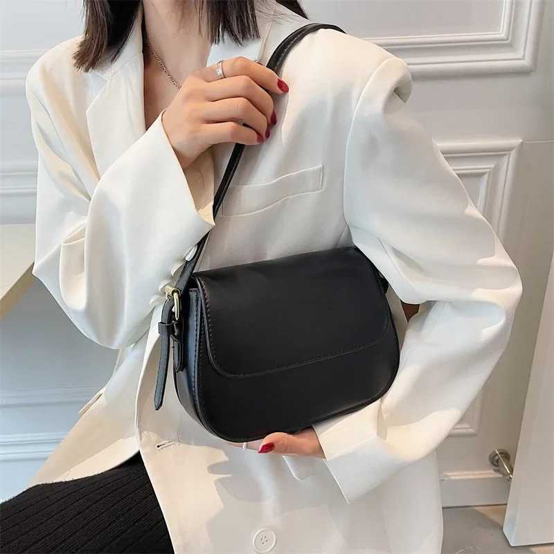 Texture avancée Sac selle de poney rétro pour les femmes 2024 Nouveau match de mode Messager Messager Sac sous-vêtements Sac carré Sac W250425