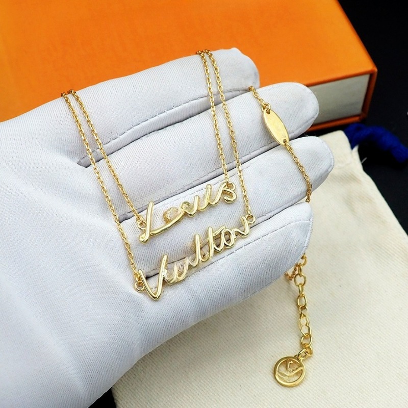 Designer Necklace Chain Letter Couple Pendant Men Necklaces Women Bracelets 18K Gold Plated Earring Luxury Necklace Jewelry Sets Gifts