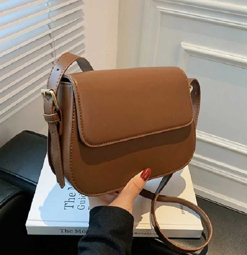Simple and fashionable saddle shoulder bag womens PU leather cross body bag simple solid color flip messenger bag designer handbag W250425