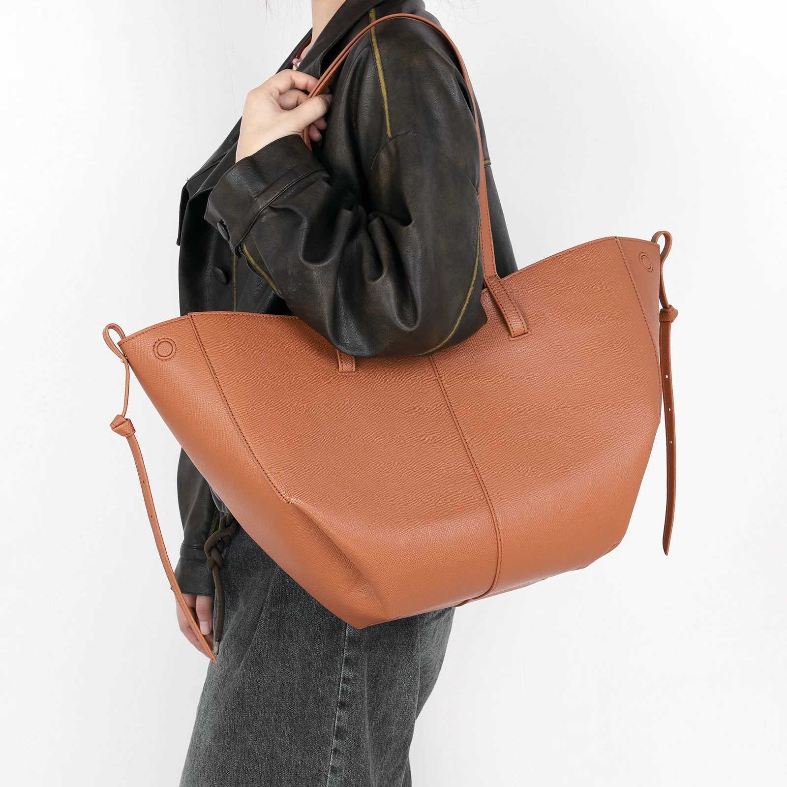 Womens clutch bag retro shoulder bag leather solid crescent saddle bag top handle homeless shopping bag W250425