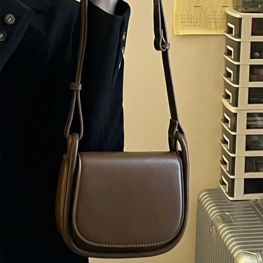 Simple retro saddle bag womens summer Korean fashion ten font small bag soft shoulder W250425