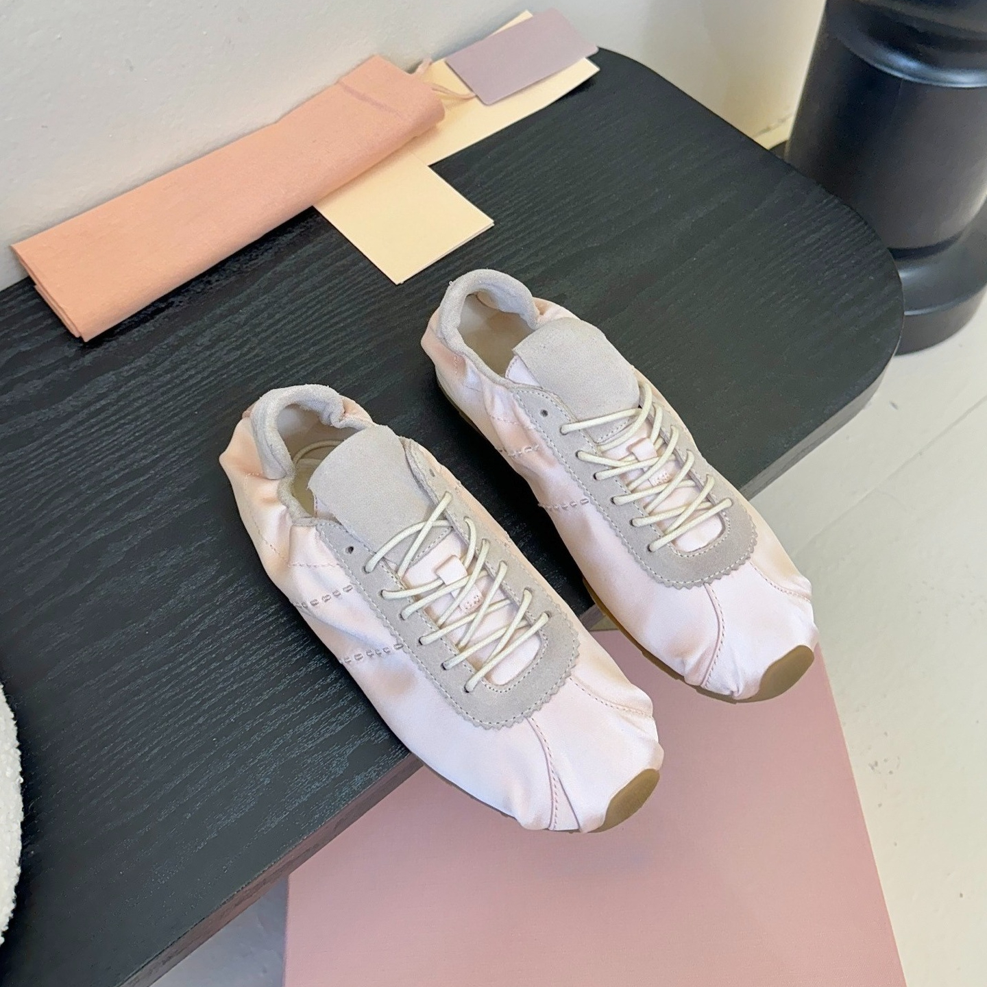 Baskets en soie de luxe designer femmes ballerines Espadrilles froncées à lacets chaussures de sport à la mode chaussures habillées simples à bou