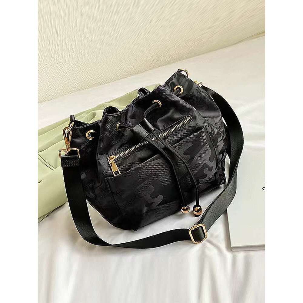 Designer 2025 Casual And Fashionable Women's Camouflage Color Shoulder Crossbody Bucket Large Capacity Zipper Anti-Theft Nylon Luxury Bag00