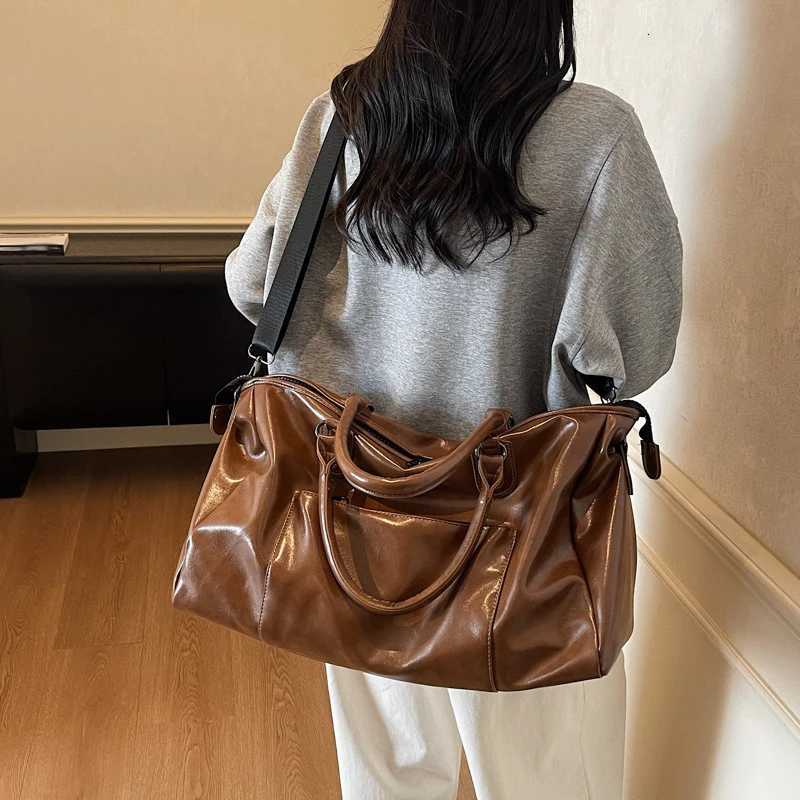 Large Capacity Vintage Leather Travel Handbag with Zipper Fi Suitable for Cmuting Use Versatile Crossbody Pack Tote Bags Y251128-image-1086505746