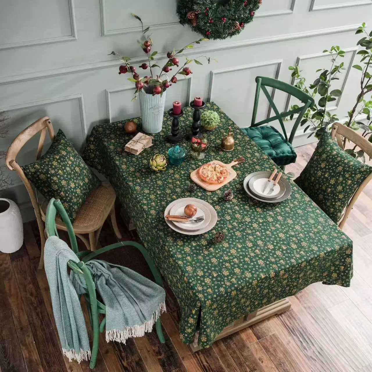 The Christmas green gilded snowflake-patterned tablecloth is suitable for holiday dinner party and restaurant decoration M251128-image-1086459789