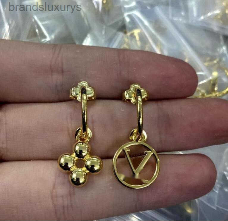 New designed women Silver Dangle Asymmetry Earring V Letter with signet Brass 18K Gold plating ladies love pendants Earrings studs Designer Jewelry