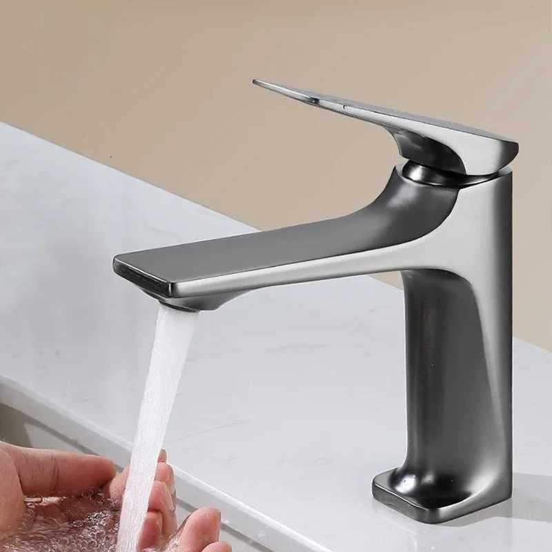 High-end Bathroom Faucet Hot and Cold Sink Brass core Faucet Anti Splash Washbasin in The Bathroom Sink Tapware Tap M251129-image-1086591569