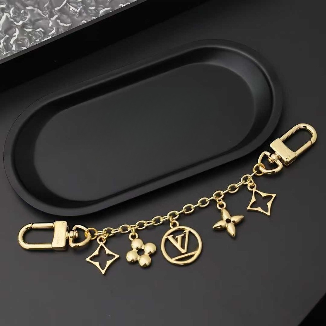 Top Brand Keychains Elegant Metal Letter Flower Keychain Designer Keychains Charm Fashion Bag Pendants Car Keyring perfect gift