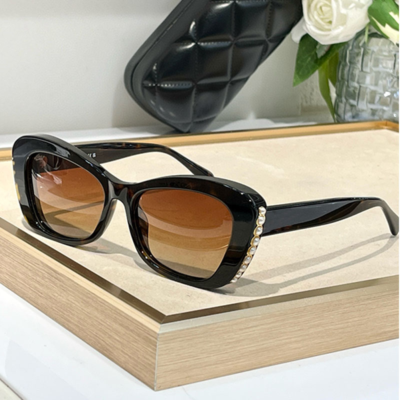 Luxury Womens Cat Eye Sunglasses 5481 Decoration de perle étincelante Designer Lunettes de soleil Ladies Blancs Acétate Verres Street Trend Style