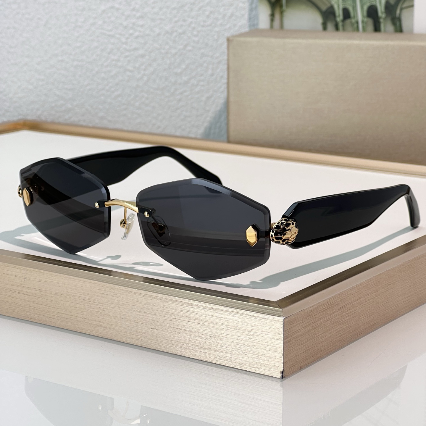 Designer Sunglasses For Men Women 40010 Catwalk Fashion Avant-Garde Goggles Style Anti-Ultraviolet Popularity Acetate Hexagon Frameless Glasses Rand