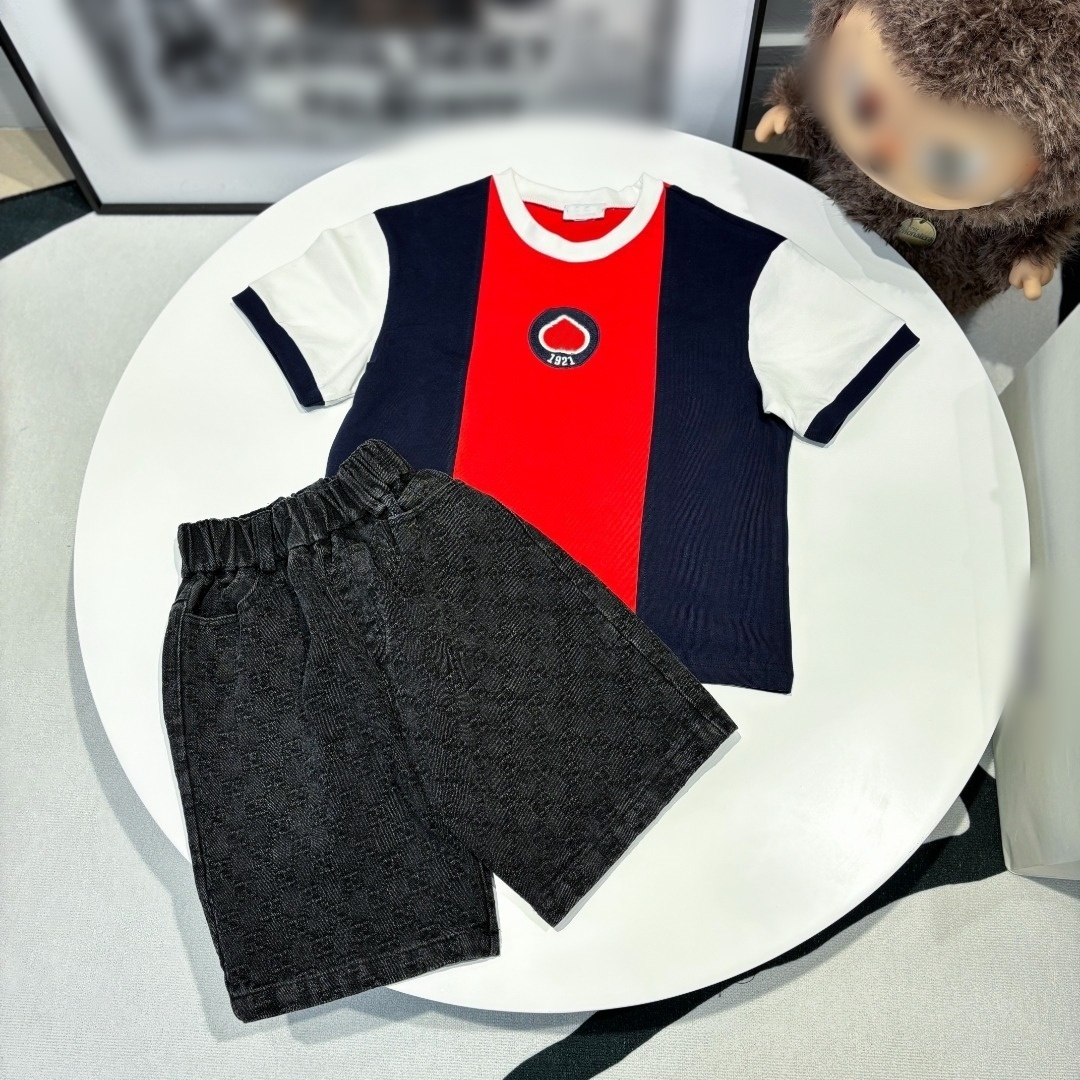 2025 Deux pièces Kid T-shirt Baby sets Child Football Jersey Kids Designer T-shirts Luxury Girl Boy Two-Piece Fitness Costume Sportswear Jogger V