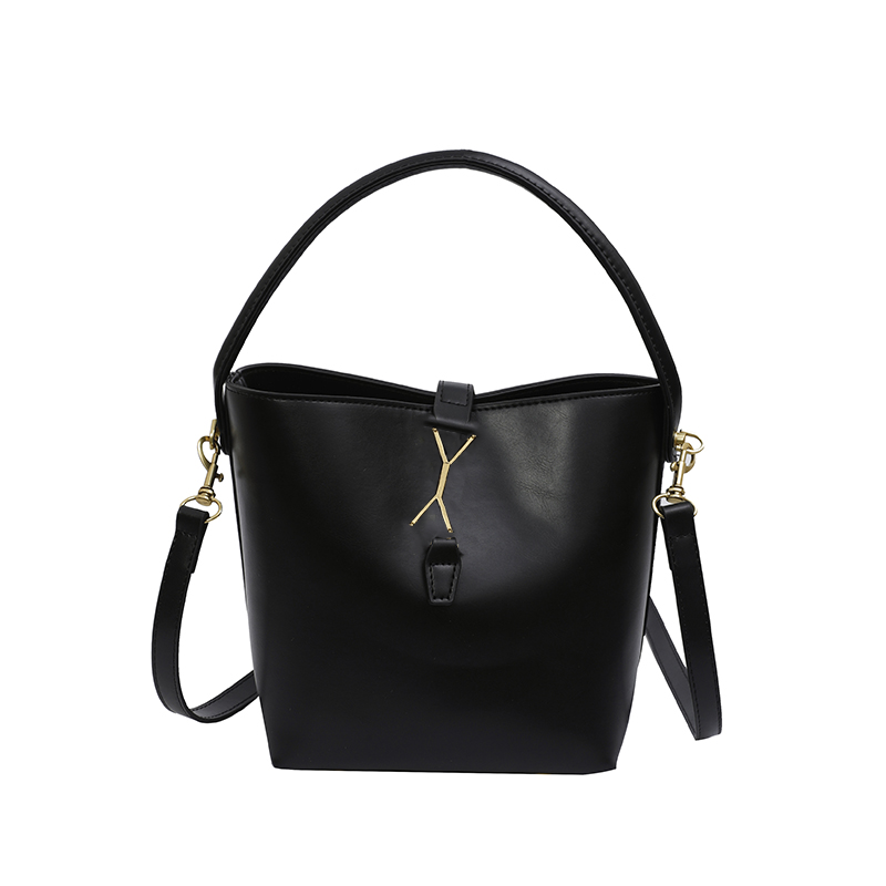 2024 NOUVEAU BAGLE DES FEMMES Classic Classic High Quality Outdoor Travel en cuir souple Sac de godet à armature large Boutelle épaule confortabl