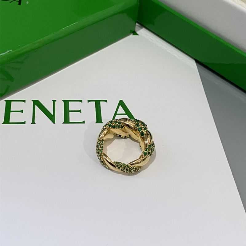 Anneaux de bande bv le même diamant à torsion incrustée Green Diamond Ring 2021 New Style Fashion Niche Design Luxury Luxury High Sense Ring Q250