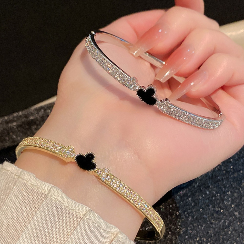 Designer's hot selling double row diamond inlaid three petal flower for women with a light luxury texture bracelet and accessories