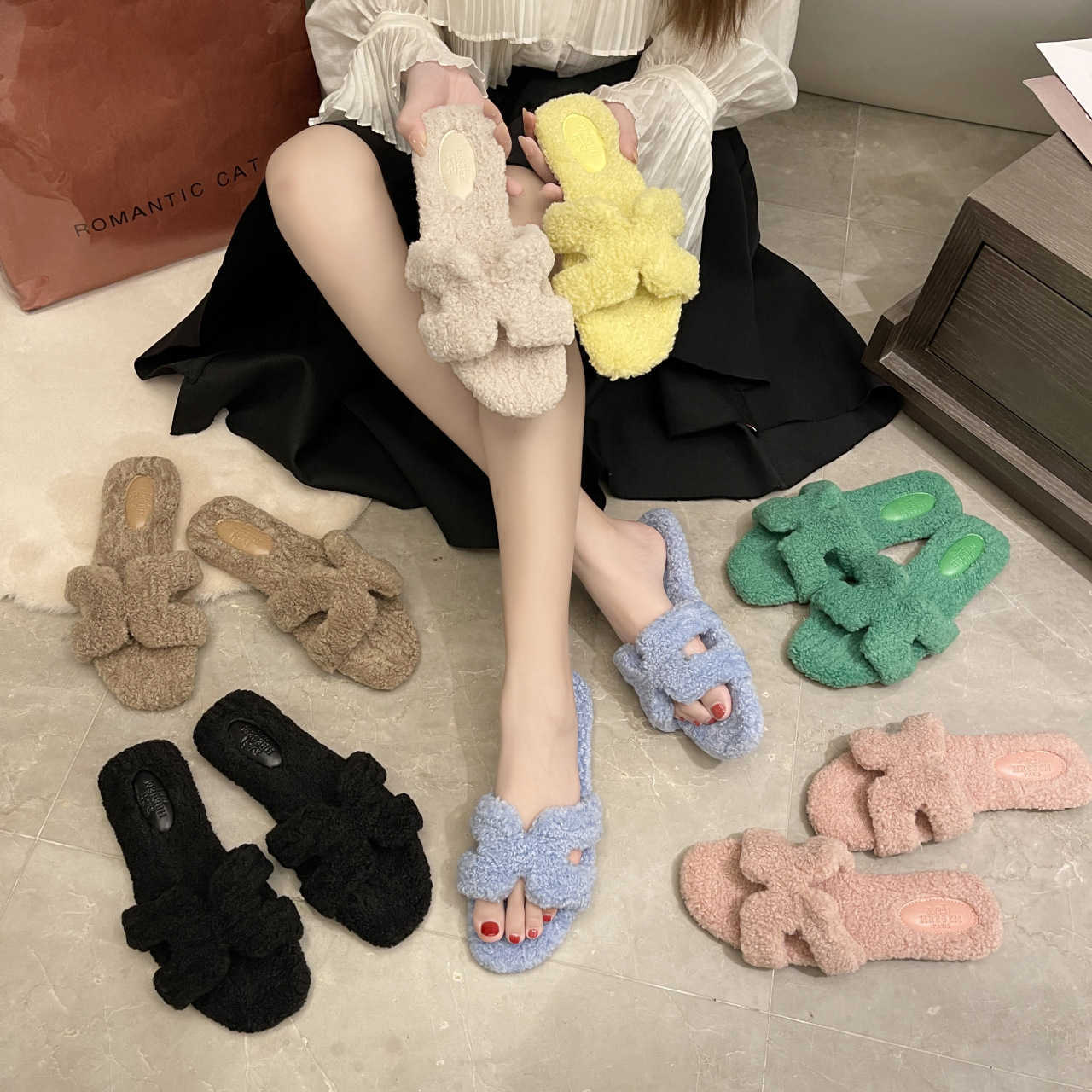 Slippers Womens anti slip warm suede slider 2025 winter new item fashionable casual tick fur with velvet low eel raccoon H250218