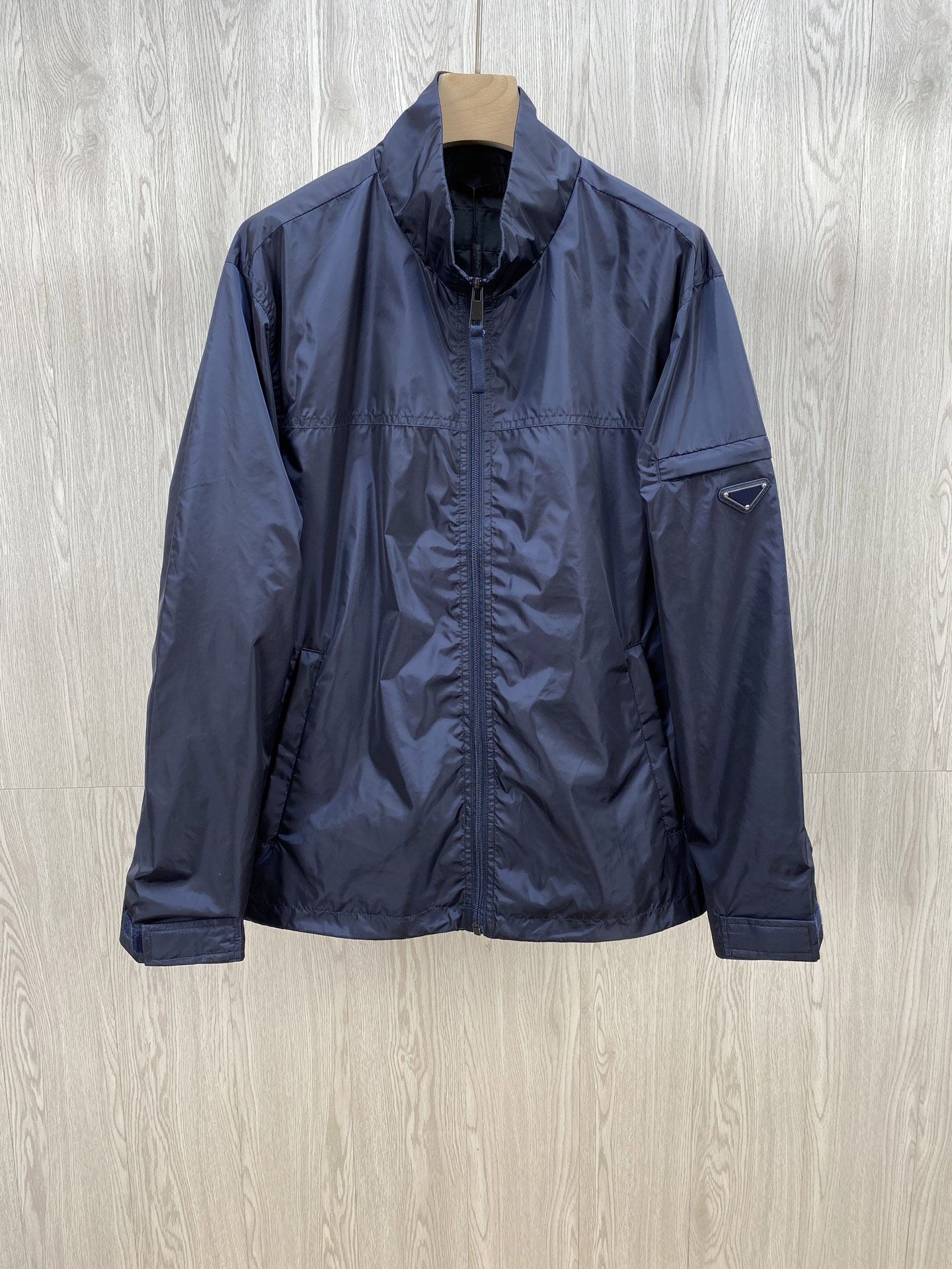 2025 Nouvelle veste de créateurs printemps et d'été avec collier debout simple et conception de style éclair