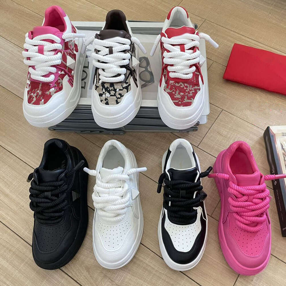 Star Style V Marque Large Rivet White Sneakers pour les femmes Sole Sole Plateforme de mode augmentant Sports respirants Chaussures décontractées