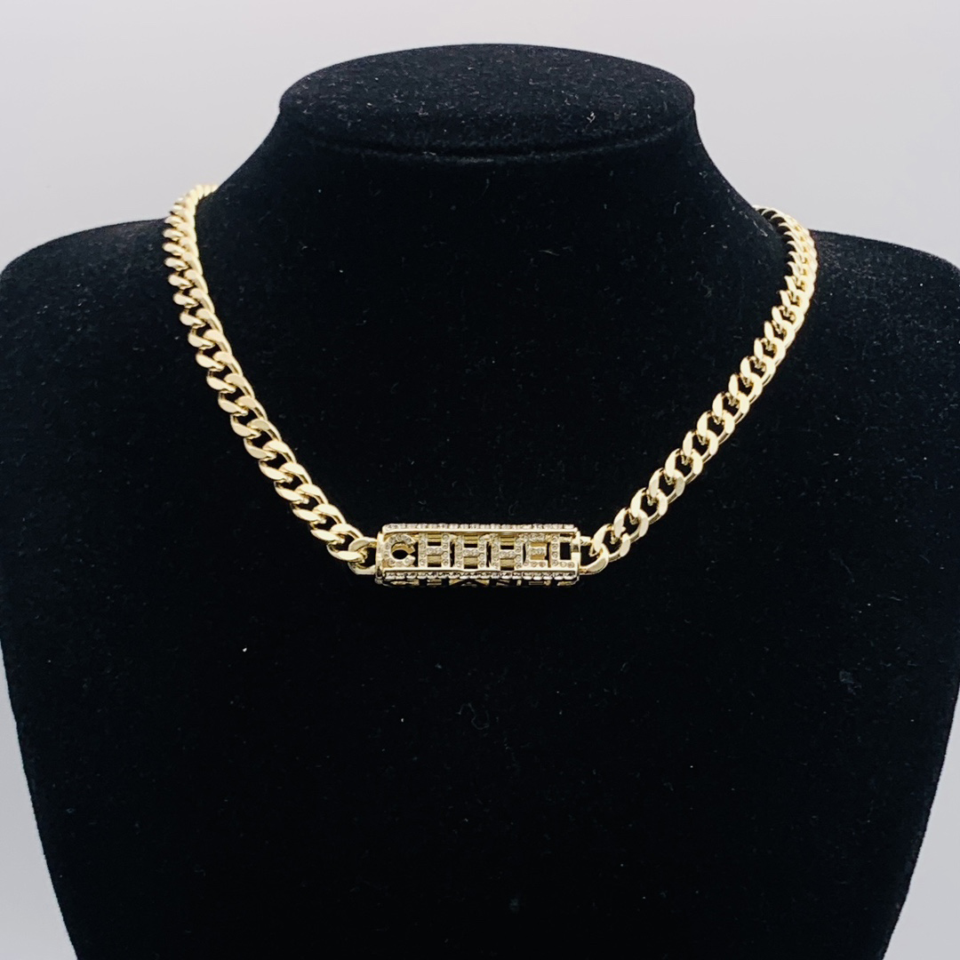 Concepteur de collier de luxe haut de gamme, pendentif à longue lettre, collier en alliage en or et argent, accessoire de bijoux de fête de maria