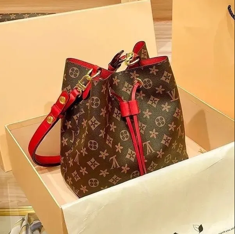 Designer Women's Hot Selg New Bucket Bag, High-End Fashion Emed Handbag, Large Capacity Mother And Baby Shoulder Bag 01